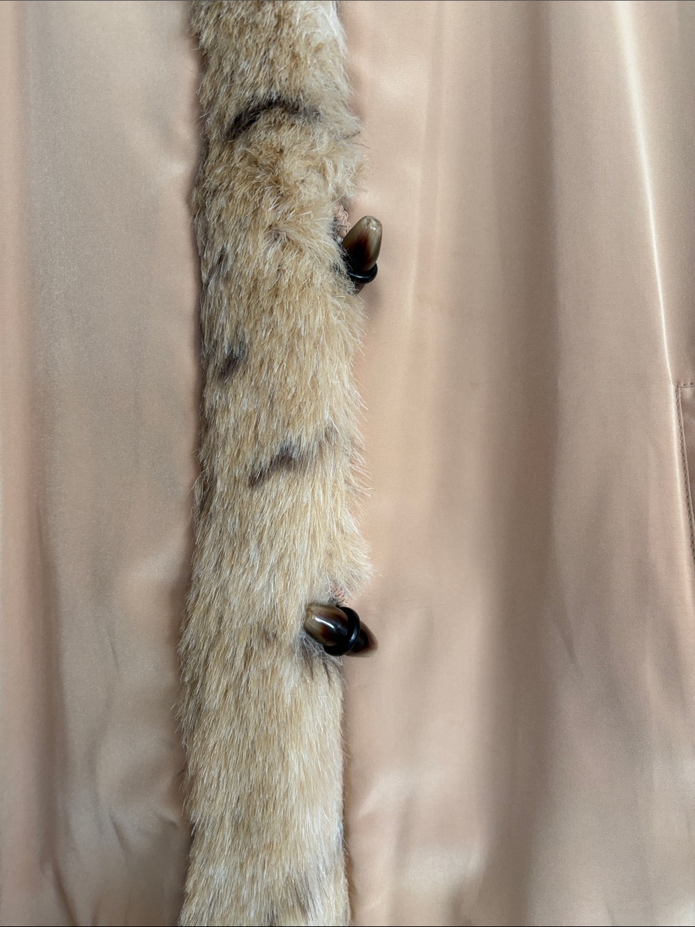Old money luxury Faux Fur Hooded Coat in Spotted Tan reversible - Picture 6 of 7